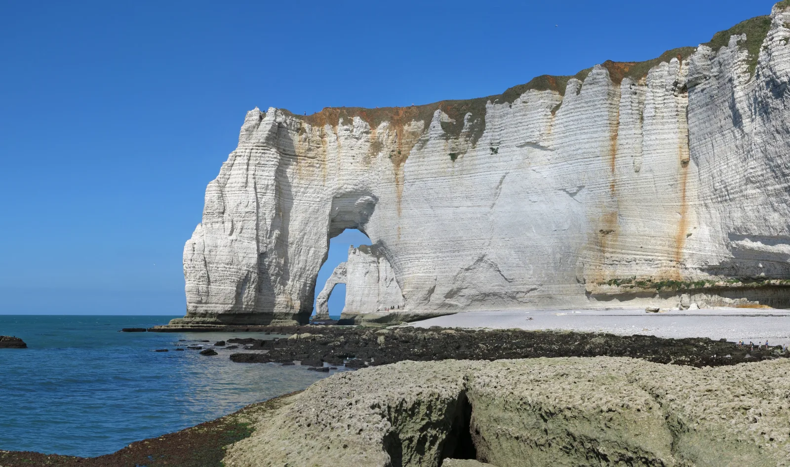 Restaurantes à beira-mar em Étretat, com opções de frutos do mar, moules et frites e pizzas.