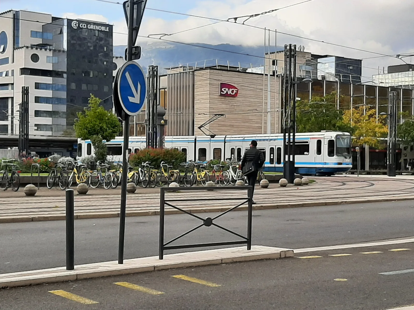 Estação de trem central de Grenoble com acesso prático por avião, trem e rodovias próximas.