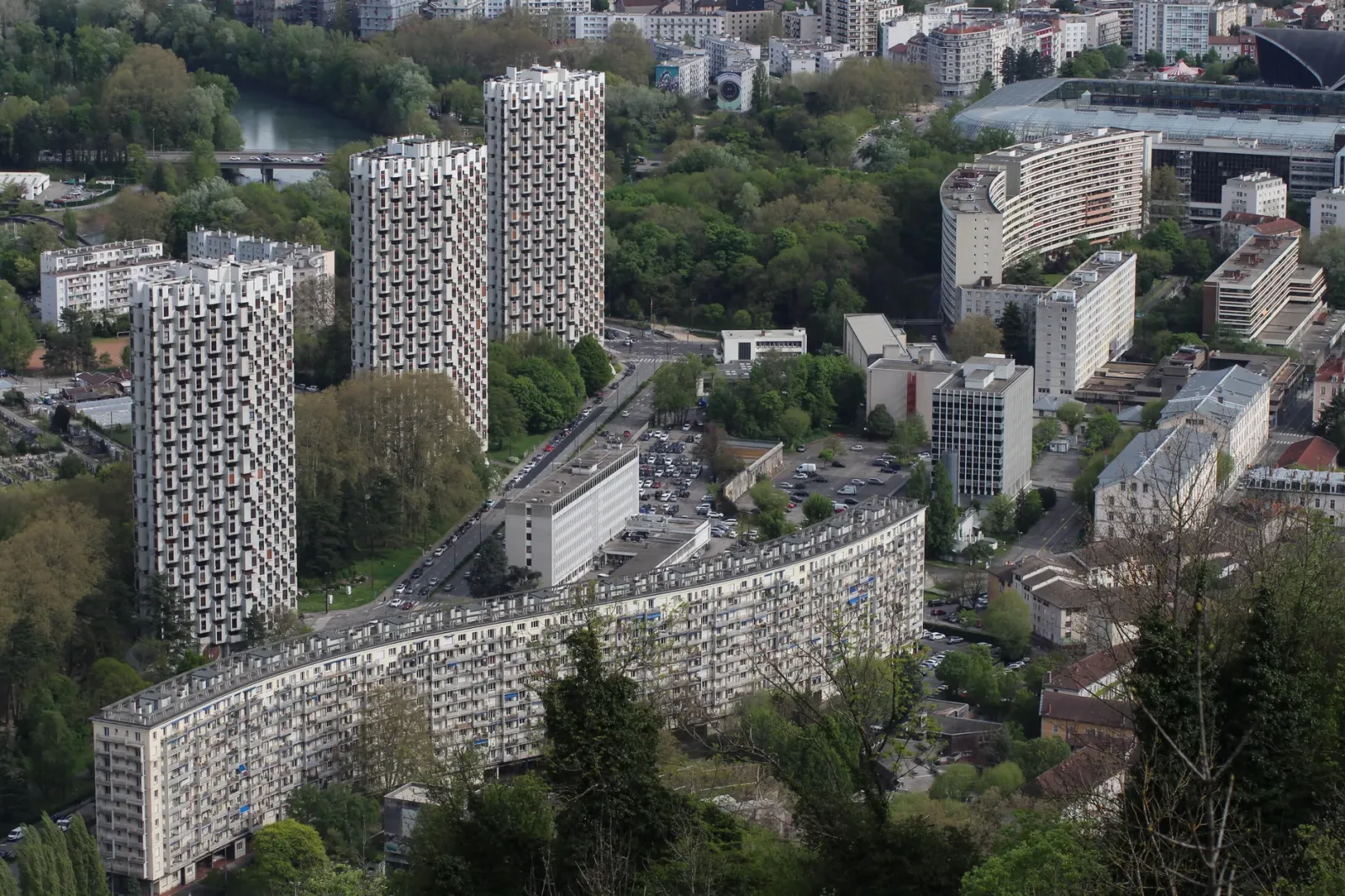 Vista urbana de Grenoble com o rio, prédios históricos e os Alpes ao fundo