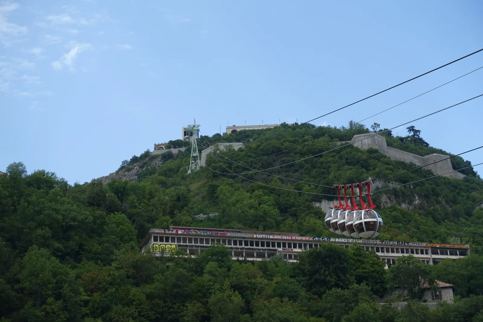 Teleférico Les Bulles subindo à Bastille, com vista panorâmica de Grenoble ao fundo