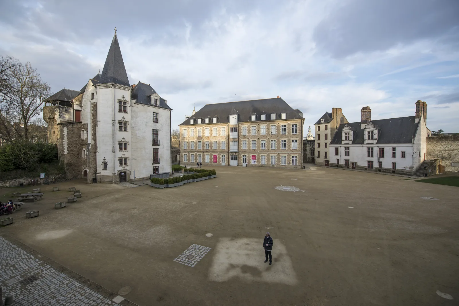 Vista urbana de Nantes con destaque para la arquitectura histórica y el ambiente de la ciudad francesa.