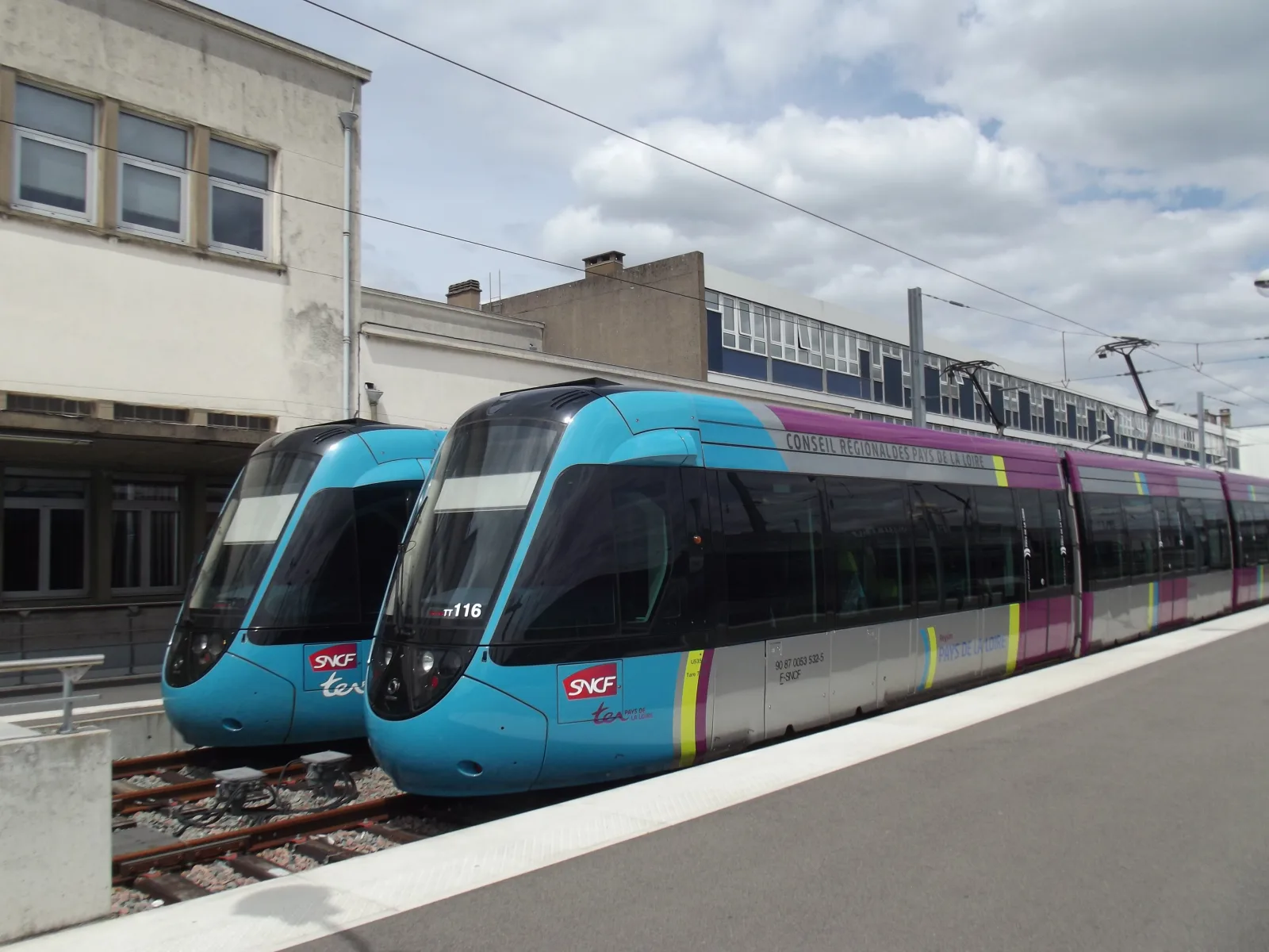 TGV en Nantes, destacando la llegada rápida desde París.