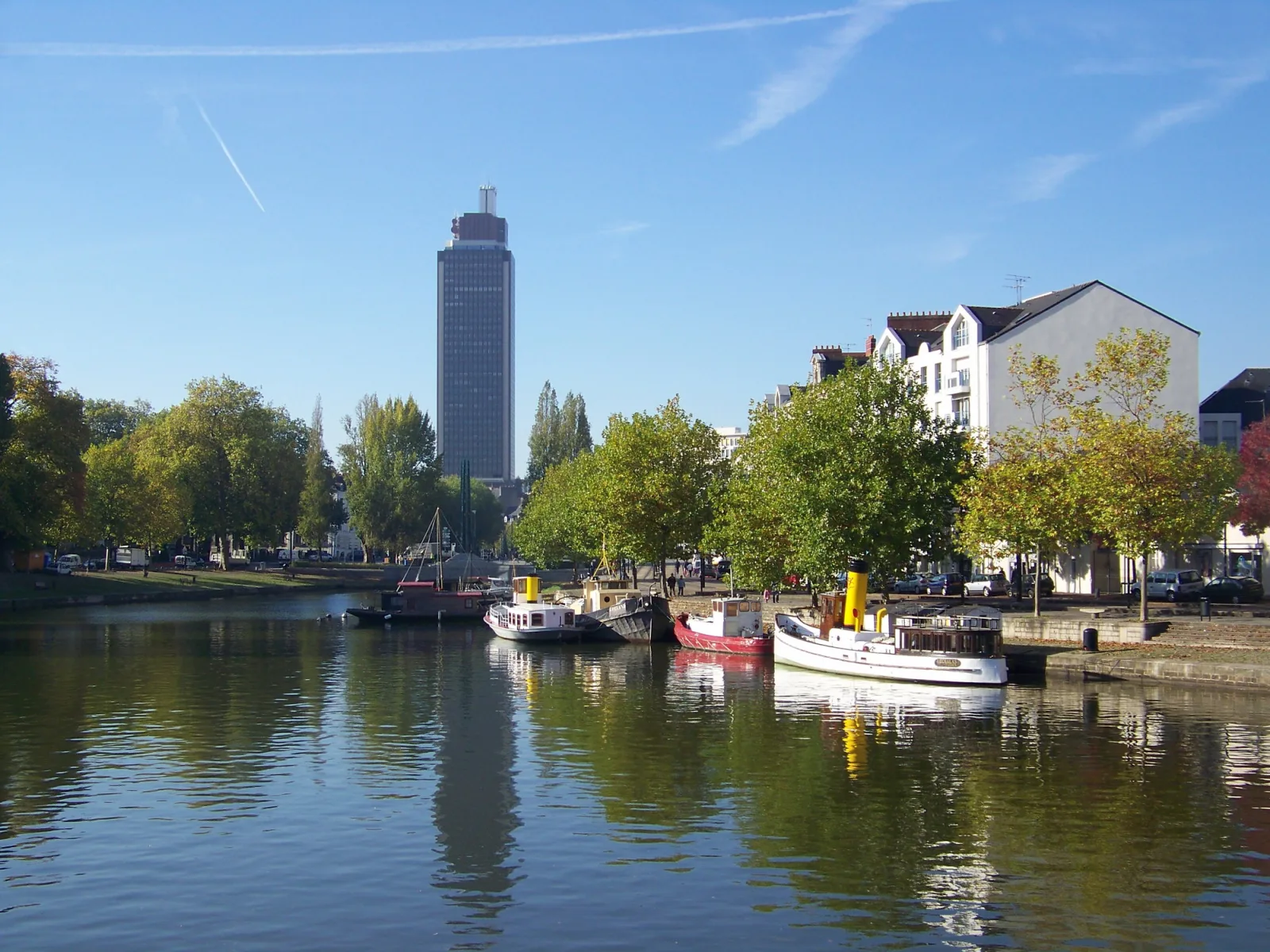 Centro de Nantes con edificios históricos y calles prácticas para alojarse cerca de todo