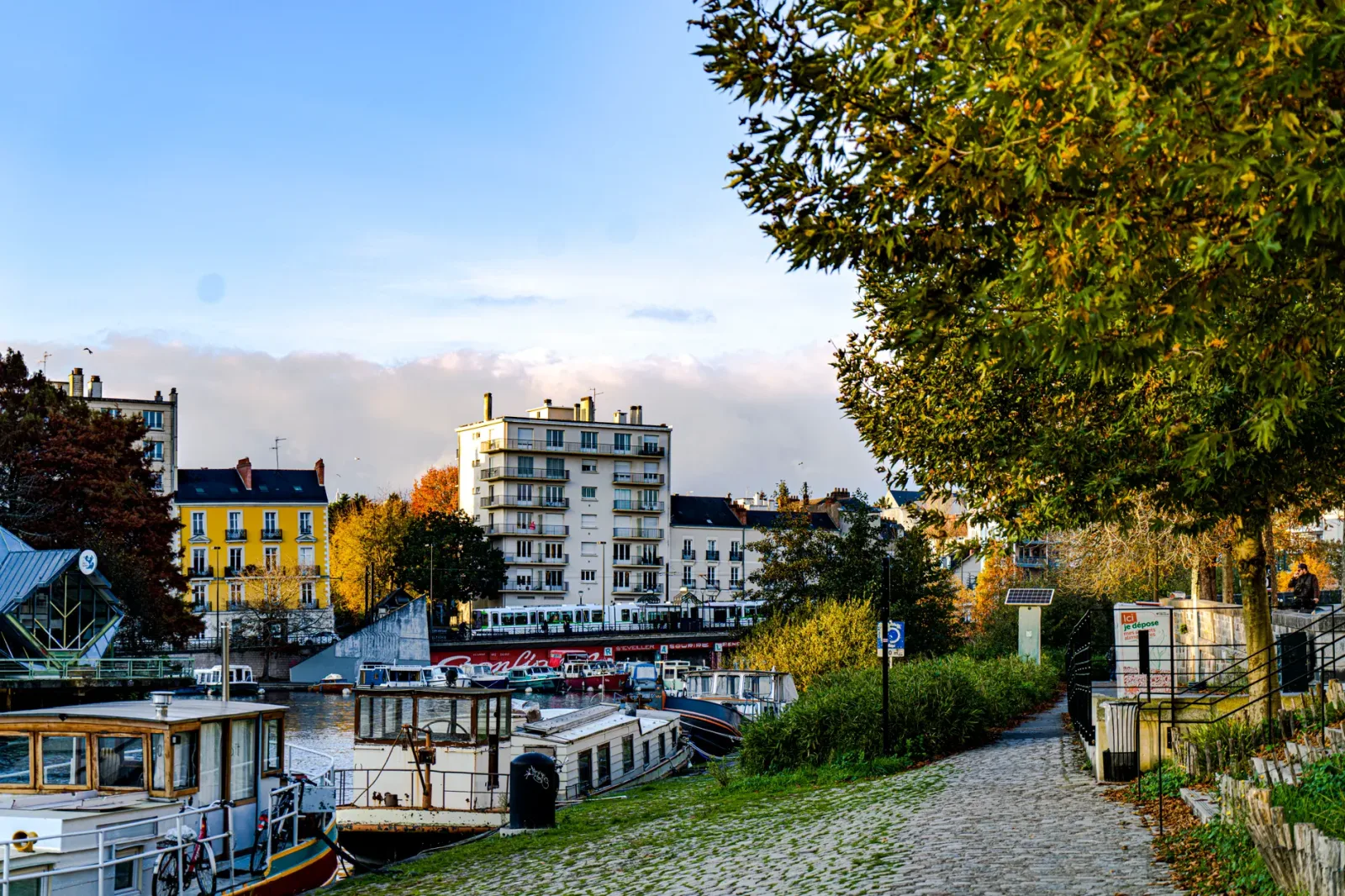 Itinerario de 4 días en Nantes con vistas del castillo, el río y las calles históricas al atardecer