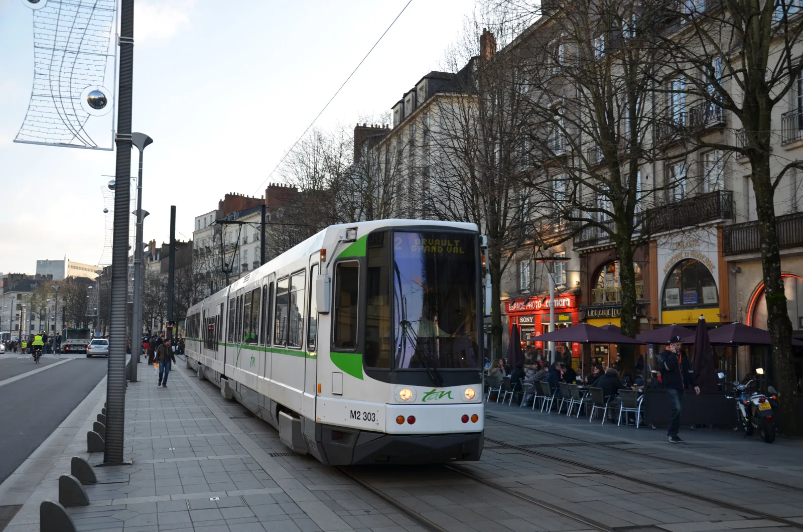 Tranvía circulando por el centro de Nantes, con carril bici y zona peatonal alrededor