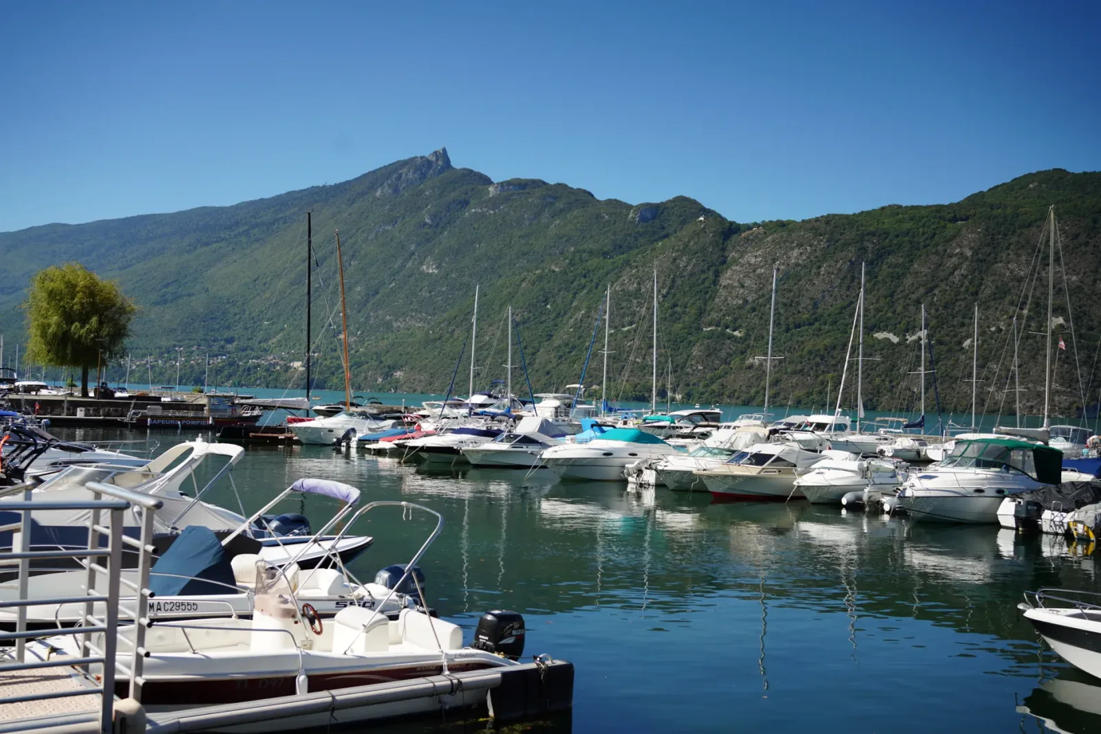 Vista de Évian-les-Bains a orillas del Lago Lemán, con montañas al fondo y un paisaje sereno.