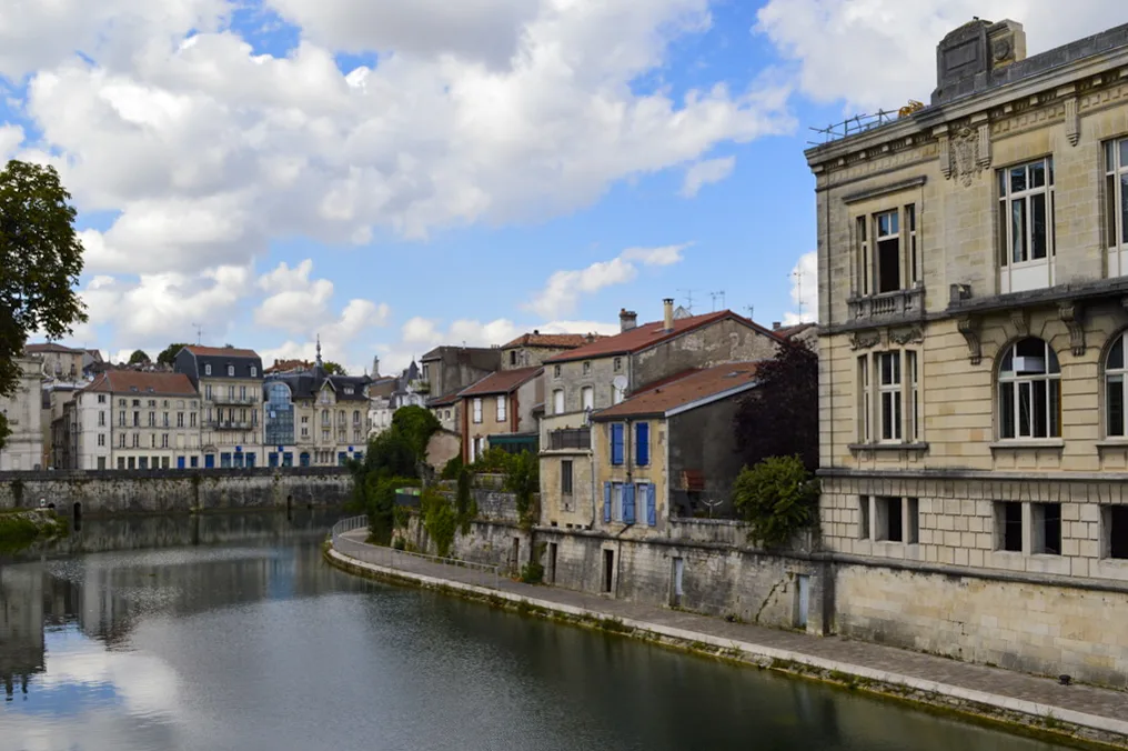 Vista panorámica de Verdun, con construcciones históricas a orillas del río Meuse