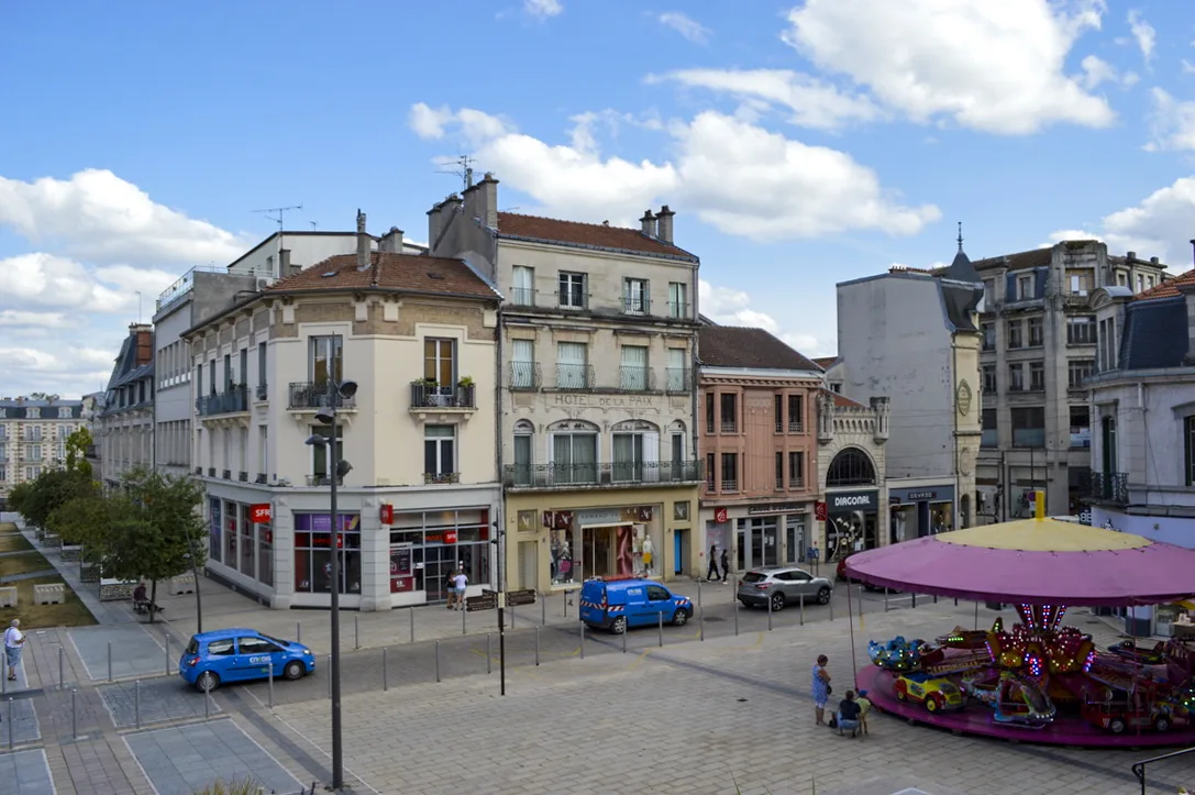Centro antiguo de Verdun con la Puerta Châtel y la catedral histórica al fondo