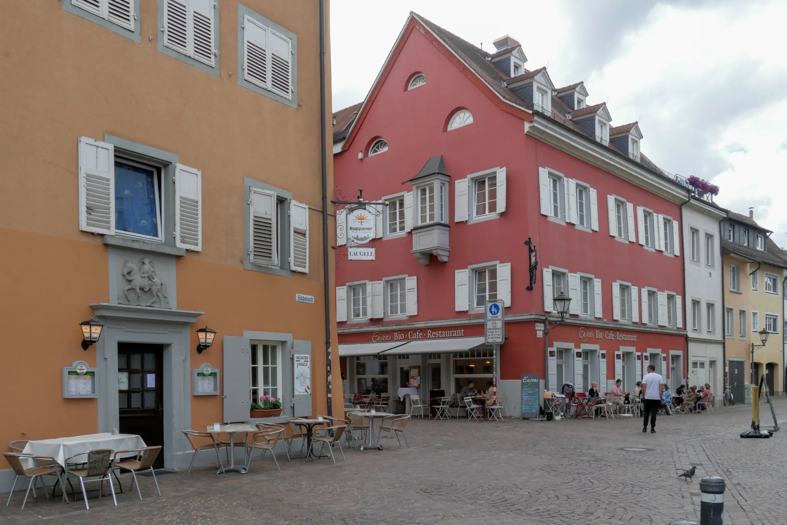 Porto de Konstanz com a estátua Imperia e o prédio histórico do Konzil às margens do lago Bodensee
