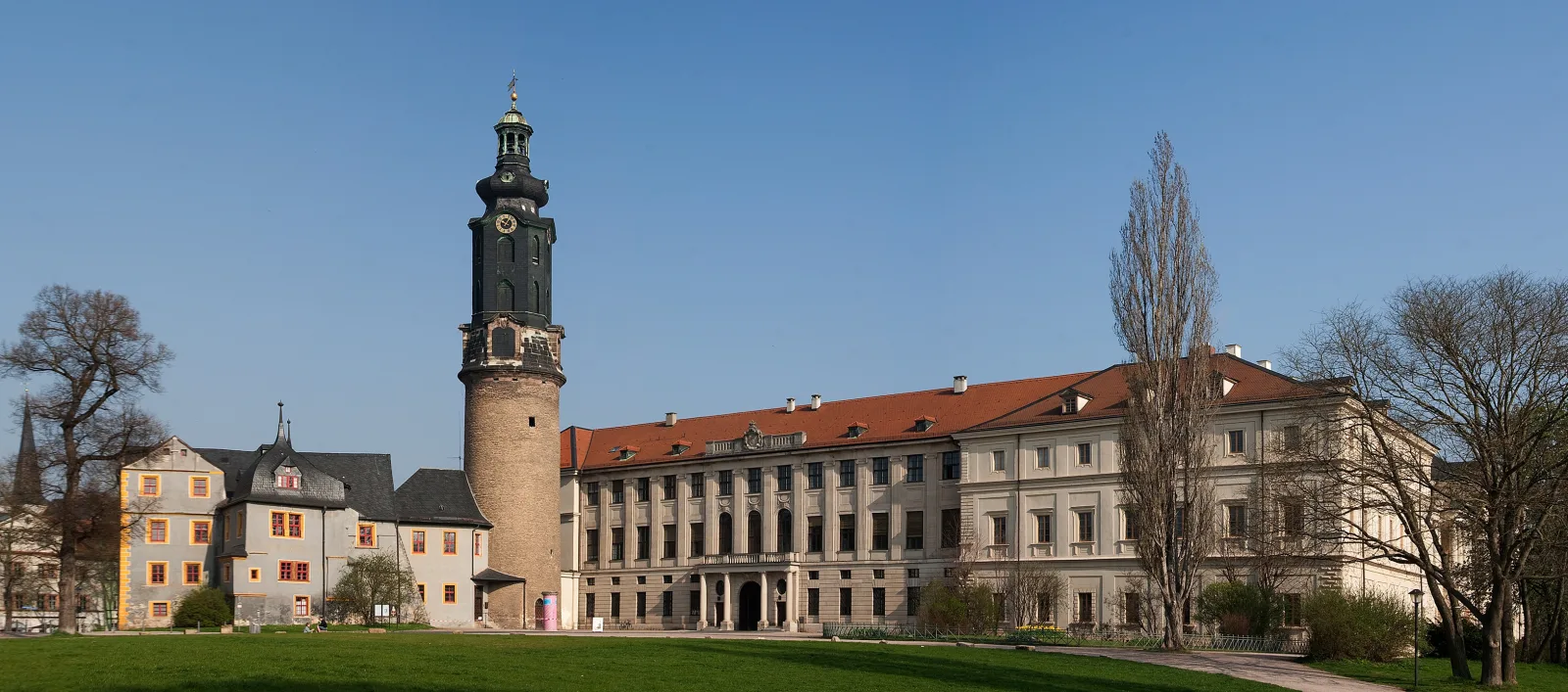 Elegant hotel facade in the center of Weimar, with classic architecture and a historic atmosphere.
